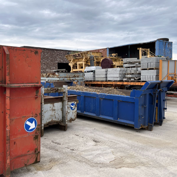 container rouge et bleu rempli de bricaillon