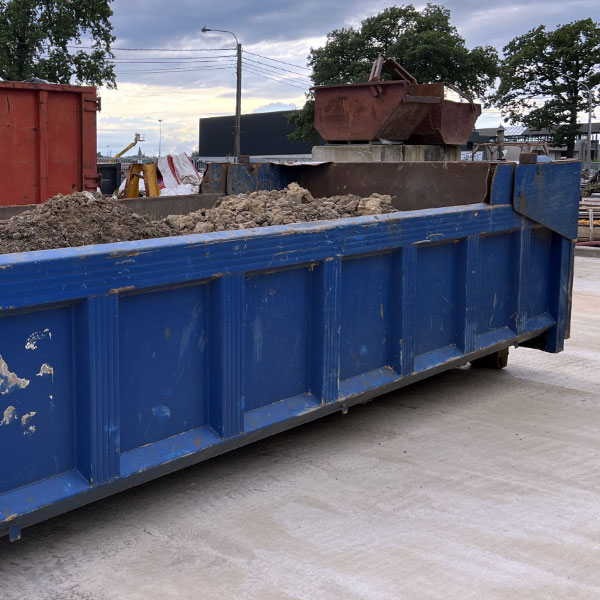 bricaillon dans un container bleu