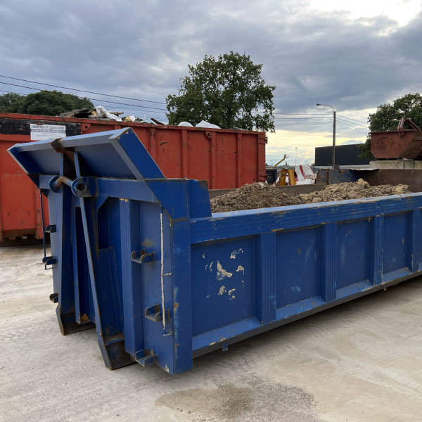 container rempli de bricaillon