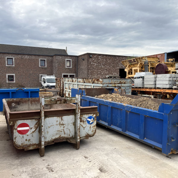 deux containers remplis de bricaillons